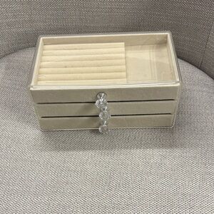 Elegant Cream Jewelry Organizer